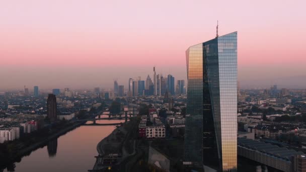 Frankfurt Ecb Skyline Antenn Skott Vid Tidig Soluppgång Reflekterande Sol — Stockvideo