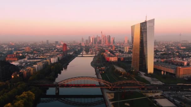 Frankfurt Ecb Skyline Aerial Shot Amanecer Temprano Reflejando Sol — Vídeos de Stock