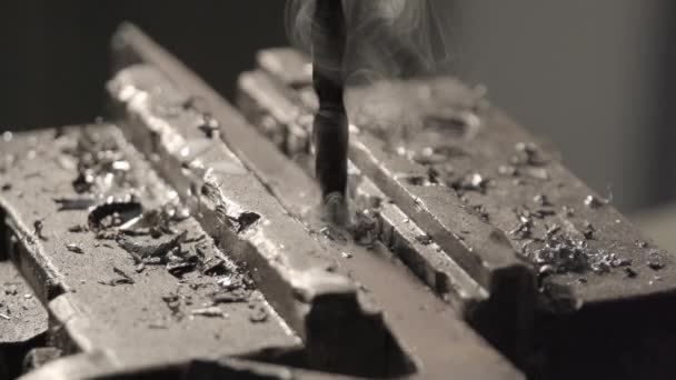 工業作業場での鋼の掘削 スローモーション — ストック動画