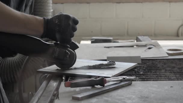 Lavorare Con Smerigliatrice Nel Campo Della Produzione Concetto Officina Industriale — Video Stock