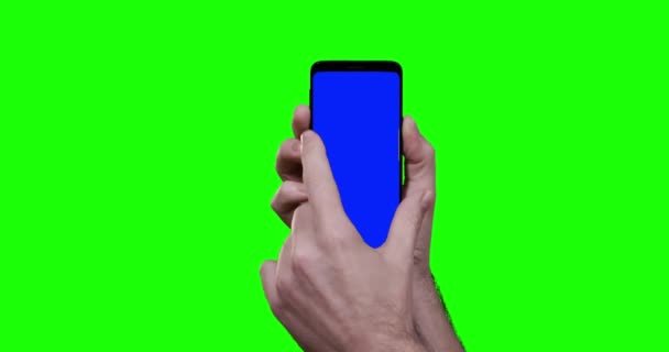 Homme Main Tenant Smartphone Avec Clé Chroma Bleue Écran Vert — Video