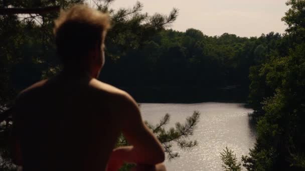 Vista Traseira Homem Feliz Olhando Lago Natureza — Vídeo de Stock