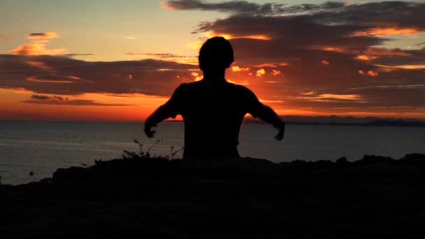 Jovem Fêmea Levantando Mãos Para Cima Olhando Para Pôr Sol — Vídeo de Stock