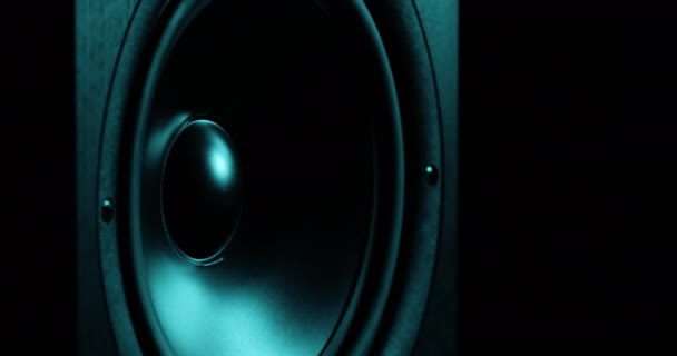 CLOSEUP view haut-parleurs de musique subwoofer mobiles colorés membrane vibrante 