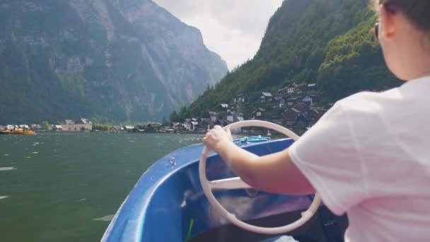 Jovem Mulher Equitação Barco Desfrutando Vista Famosa Aldeia Hallstatt Montanha — Vídeo de Stock