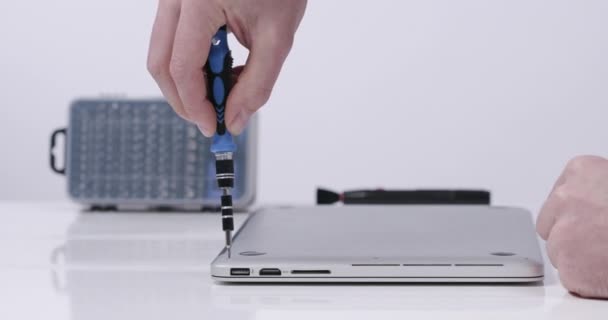 Operatore Servizio Che Ripara Computer Portatile Con Strumento Del Cacciavite — Video Stock