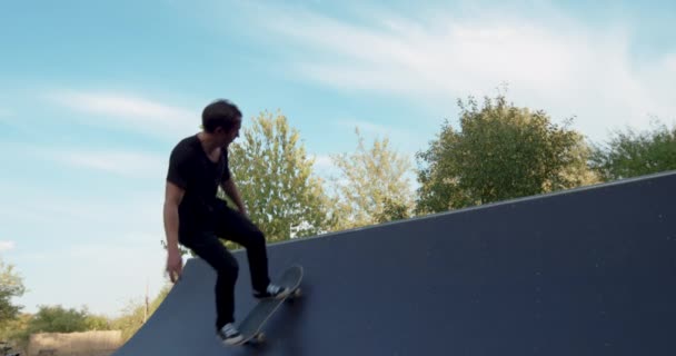 Jovem Adulto Skate Halfpipe Super Câmera Lenta — Vídeo de Stock