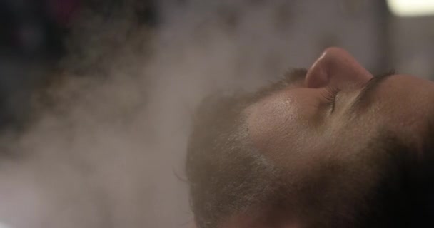 Перукарська Перевірка Клієнтської Бороди Барбершопі Повільний Рух — стокове відео