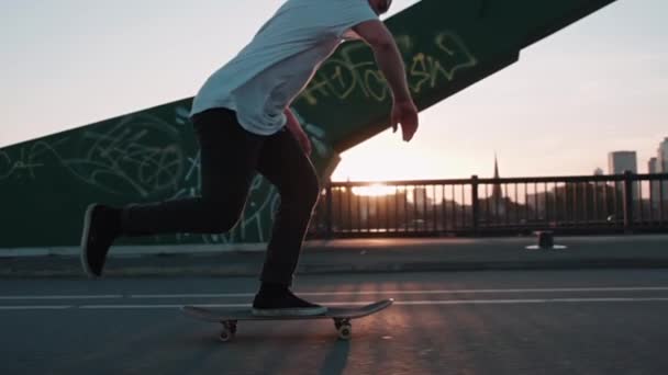 Skateboarder Pushing Bridge Super Slow Motion Front Frankfurt Skyline Skyscrapers — 비디오