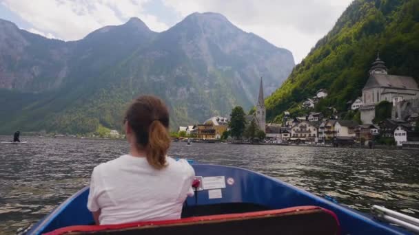 Jeune Femme Équitation Bateau Profitant Vue Sur Célèbre Village Hallstatt — Video