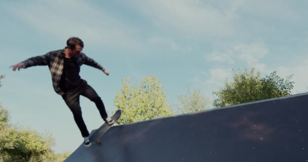 Mladý Dospělý Skateboarding Half Pipe Super Zpomalený Pohyb — Stock video