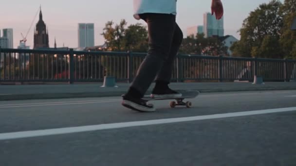 Skateboarder Împingând Pod Mișcare Super Lentă Frankfurt Zgârie Nori Față — Videoclip de stoc