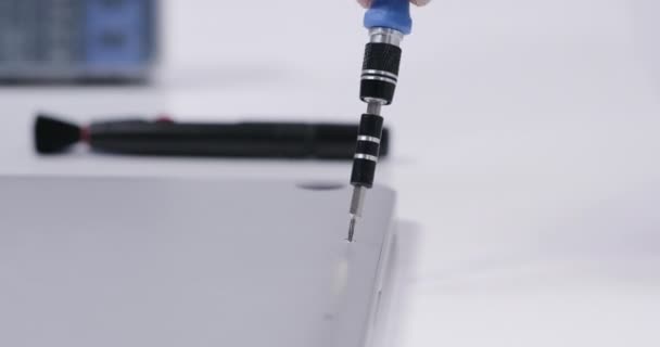 Beyaz Duvarlı Laboratuvarda Manyetik Tornavida Ile Dizüstü Bilgisayarı Tamir Eden — Stok video