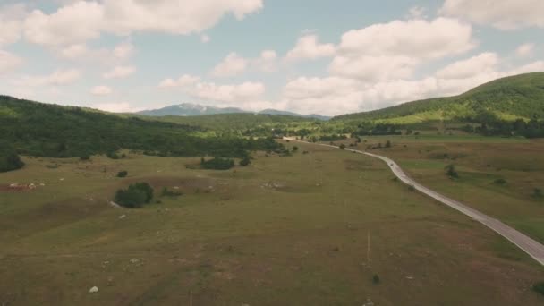 クロアチアのユネスコ国立公園プリトヴィツェ湖への小さな村や道路の美しい空中パノラマビュー — ストック動画