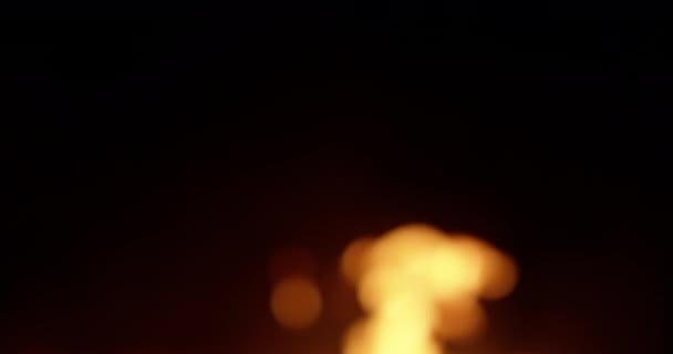 Tábortűz Égő Éjjel Spray Szikrák Lassított Felvétel — Stock videók