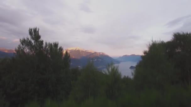 Όμορφο Εναέρια Ηλιοβασίλεμα Της Λίμνης Como Ιταλία Ήλιο Στα Βουνά — Αρχείο Βίντεο