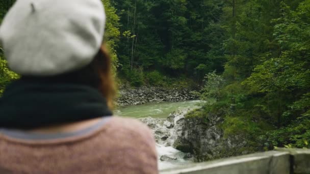 Salzburgerland Áustria Jovem Mulher Ponte Olhando Para Rio Córrego Câmera — Vídeo de Stock