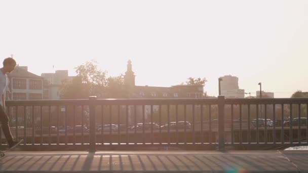 Скейтбордист Штовхає Міст Супер Повільний Рух Перед Франкфуртським Горизонтом Хмарочосів — стокове відео
