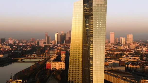 Frankfurt Ecb Skyline Antenn Skott Vid Tidig Soluppgång Reflekterande Sol — Stockvideo