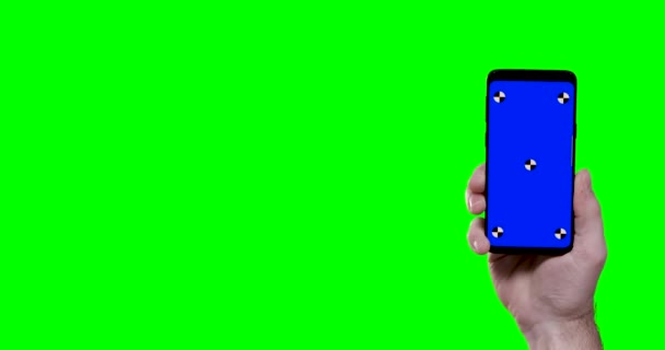 Hombre Mano Celebración Teléfono Inteligente Con Puntos Seguimiento Croma Azul — Vídeos de Stock