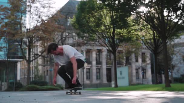 Skateboarder Haciendo Flip Trick Cámara Súper Lenta Centro Ciudad Reflejando — Vídeos de Stock