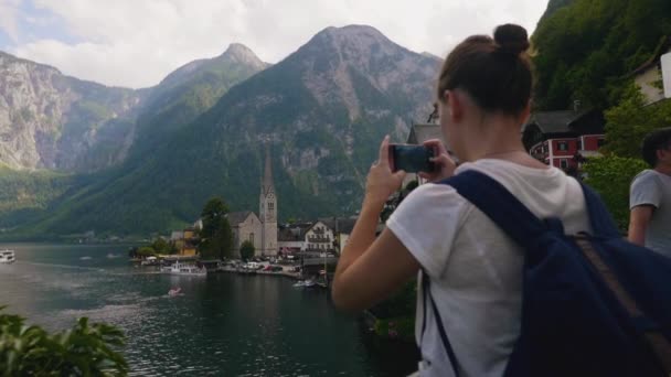 Погляд Молодої Жінки Знамените Гірське Озеро Хальштат Повільний Рух — стокове відео