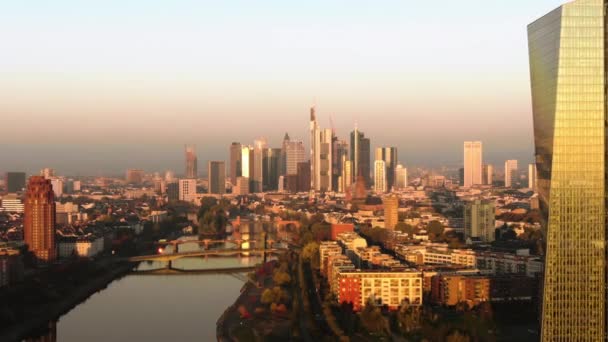Frankfurt Ecb Skyline Aerial Shot Časného Východu Slunce Odrážející Slunce — Stock video