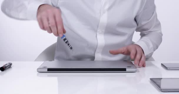 Trabalhador Serviço Timelapse Reparando Laptop Com Ferramenta Chave Fenda Magnética — Vídeo de Stock