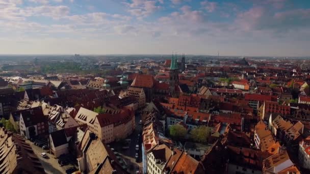 空中崛起的城市 有着一座城堡和一座教堂 在4K美丽的日出前遥遥领先 — 图库视频影像