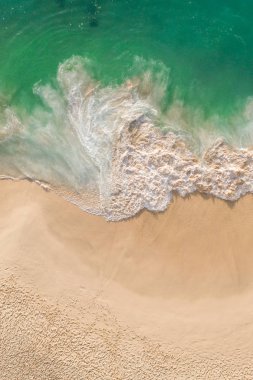 Muhteşem insansız hava aracı manzaralı yeşil okyanus altın plajı Kelingking Plajı Nusa Penida Bali Endonezya dikey