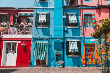 Burano parlak renkli evler Venedik İtalya yaz mevsimi Avrupa kenti