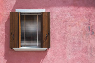 Pencere kenarındaki Burano adasındaki renkli İtalyan evi.