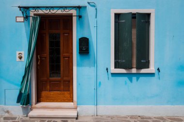 Burano adasındaki renkli İtalyan evleri.