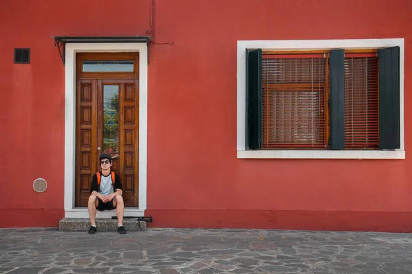 Podróżujący Siedzi Pobliżu Kolorowego Domu Wyspie Burano Włochy — Zdjęcie stockowe