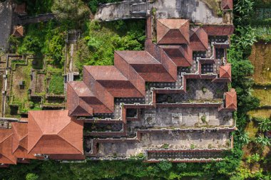 Bedugul Taman Rekreasi Hotel & Resort, Bedugul 'da terk edilmiş büyük bir yapıdır. İHA 'dan Bali' de terk edilmiş bir otel.