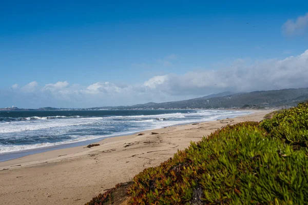 Schöner Strand Mit Wellen Und Meer — Stockfoto