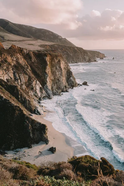 Monterey ilçesindeki Big Sur. 