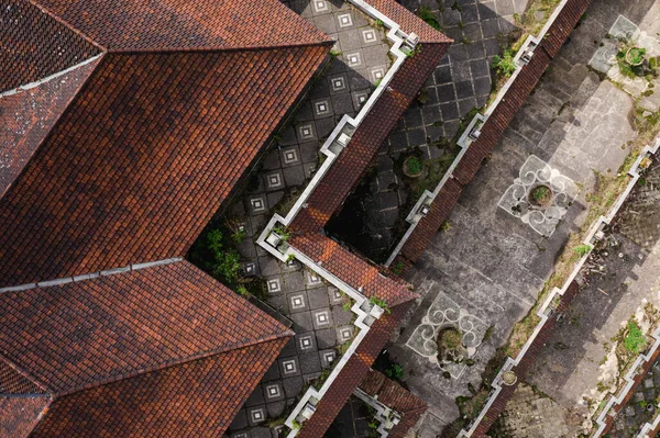 Bedugul Taman Rekreasi Hotel & Resort, Bedugul 'da terk edilmiş büyük bir yapıdır. İHA 'dan Bali' de terk edilmiş bir otel.