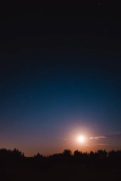 Moon 'la manzara. Yıldızlı gece gökyüzü. Açık bir gecede Ukrayna 'da güzel bir gökyüzü fotoğrafı çekildi.