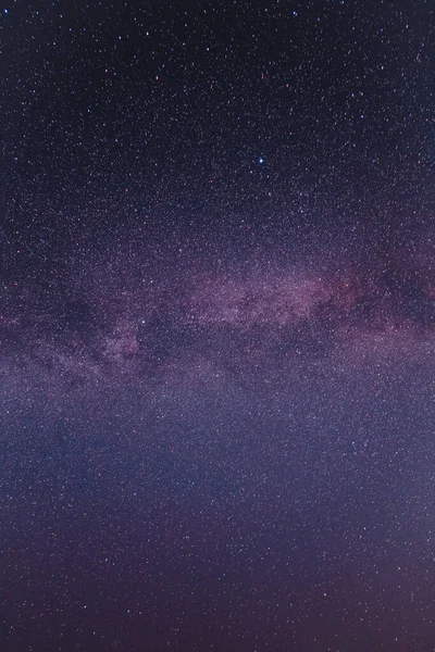 Mavi Samanyolu ile manzara. Yıldızlı gece gökyüzü. Açık bir gecede Ukrayna 'da çekilen güzel samanyolu