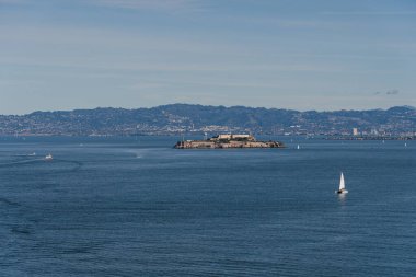 San Francisco Körfezi 'ndeki Alcatraz Hapishanesi. San Francisco, California' dan açıkta. Askeri tahkimatı ve federal hapishanesi olan küçük bir ada.