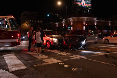 Gece yol ayrımında bir kaza oldu. Tanıklar çarpışma yerinin yakınında dikiliyorlar. San Francisco 'da gece şehri olayı
