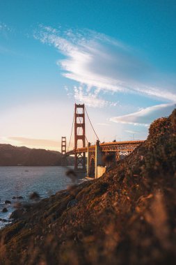 Güneş batarken San Francisco 'da muhteşem bir milli anıtın ve tarihi Golden Gate Köprüsü' nün fotoğrafı..
