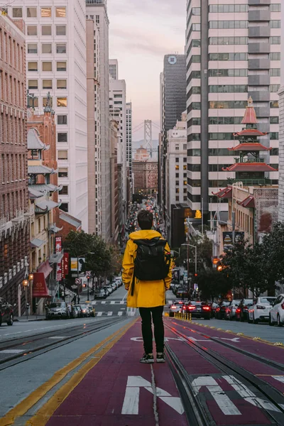 Een Reiziger Een Geel Jasje Verblijft Californische Straat Tussen Wolkenkrabbers — Stockfoto