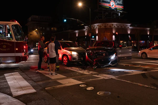 Wypadek Skrzyżowaniu Nocy Świadkowie Stoją Pobliżu Miejsca Zderzenia Samochodów Nocne — Zdjęcie stockowe