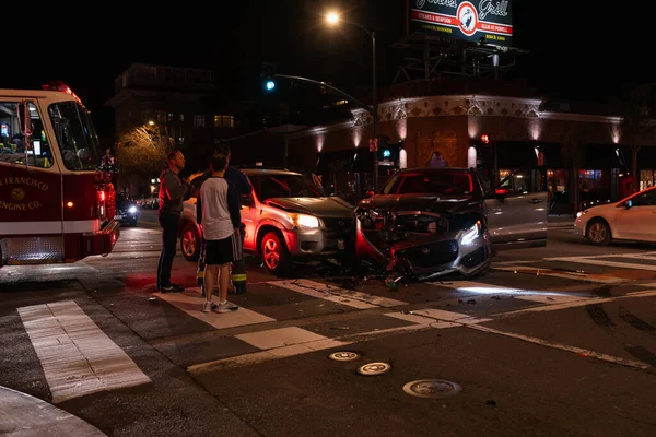 Gece yol ayrımında bir kaza oldu. Tanıklar çarpışma yerinin yakınında dikiliyorlar. San Francisco 'da gece şehri olayı