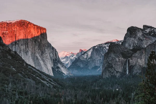 Yosemite National Park Valley Tunnel View 可俯瞰约塞米蒂山谷的隧道景观的红色日落 — 图库照片