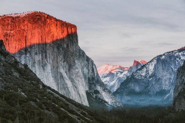 Yosemite National Park Valley Tunnel View 可俯瞰约塞米蒂山谷的隧道景观的红色日落 — 图库照片