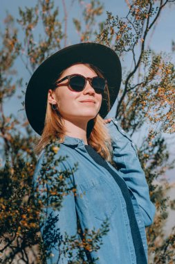 Kaliforniya 'daki Ölüm Vadisi Ulusal Parkı' nda geniş kenarlı keçeli şapkalı gülümseyen bir kızın portresi.