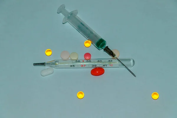 Pills Vitamins Medicines Red Yellow Next Syringe Thermometer — Stock Photo, Image